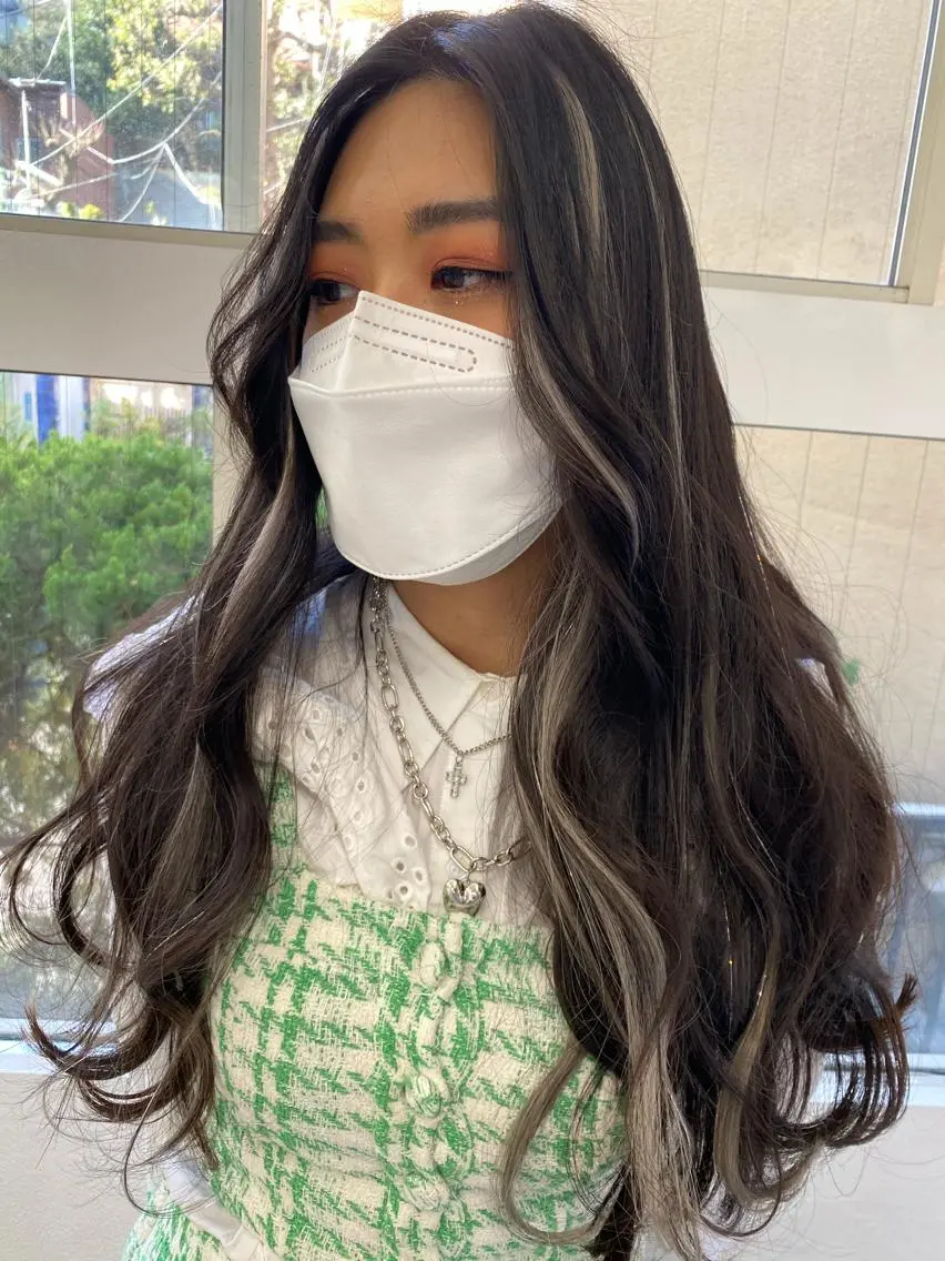 カラー インナーカラー エクステ ハイトーン 💭黒崎ハルカのヘアスタイル