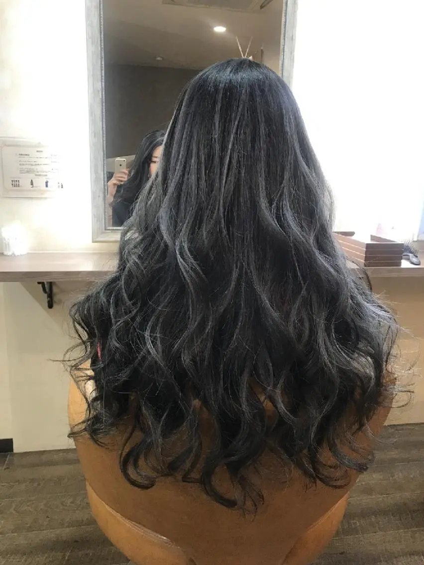 ロング アッシュ レイヤーカット ヘアカラー エクステ Magic Mush のヘアスタイル