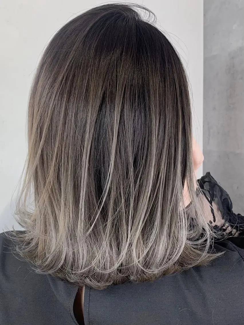 ミディアム ボブ 斜めバング 外国人風カラー 伸ばしかけ ハイライト _WHITE鳳店 アンダーバーホワイトのヘアスタイル