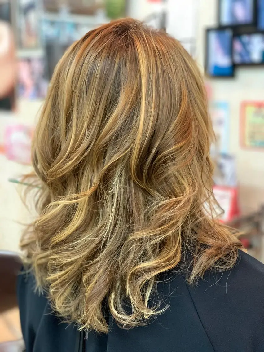 セミロング カラー セミロングパーマ ブリーチ ハイライトカラー ハイライト 春日部　間庭 寛貴のヘアスタイル
