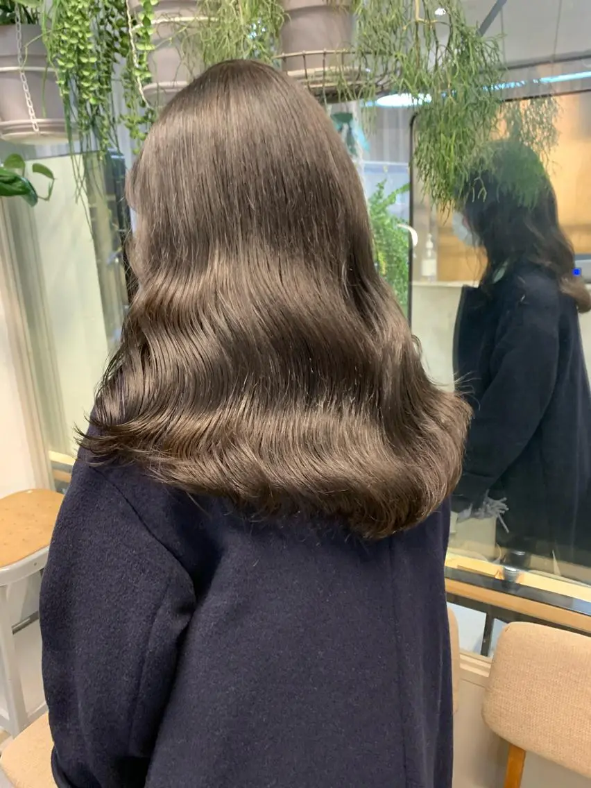 セミロング カラー ネイル ハイトーンボブ 前田 表参道　グレージュのヘアスタイル