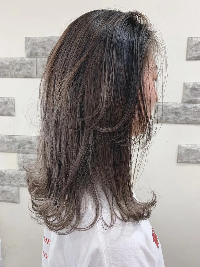 ミディアム カラー 薄田 珠美のヘアスタイル