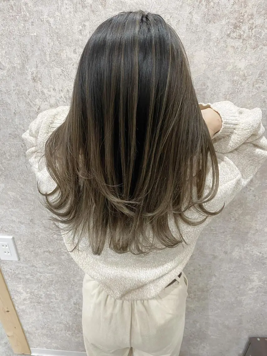 セミロング レイヤーカット ヘアカラー トリートメント ROI 【ロイ】のヘアスタイル