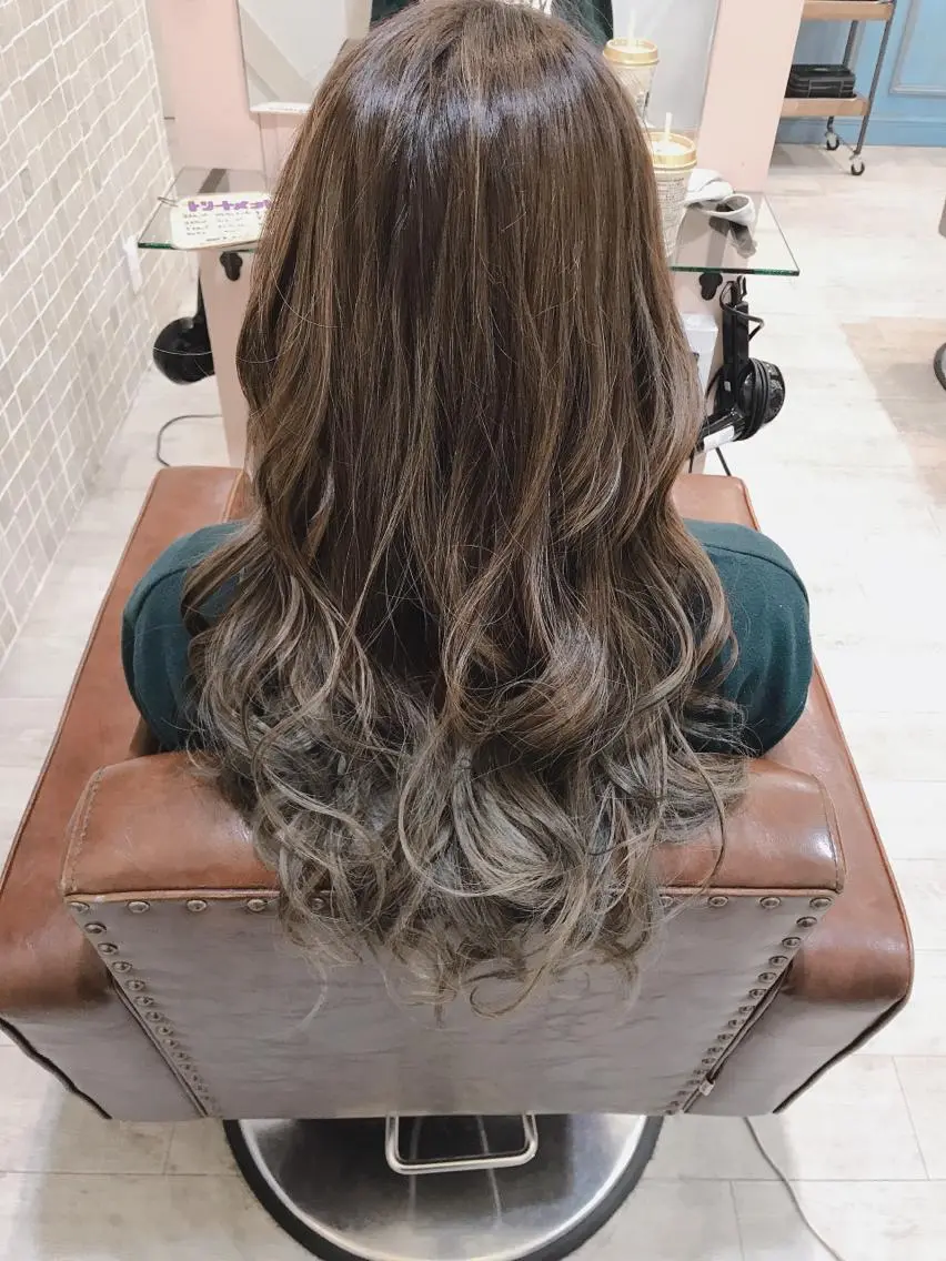 ロング カラー バレイヤージュ グラデーションカラー 外国人風カラー レイヤーカット ヘアカラー わたなべ ゆりかのヘアスタイル