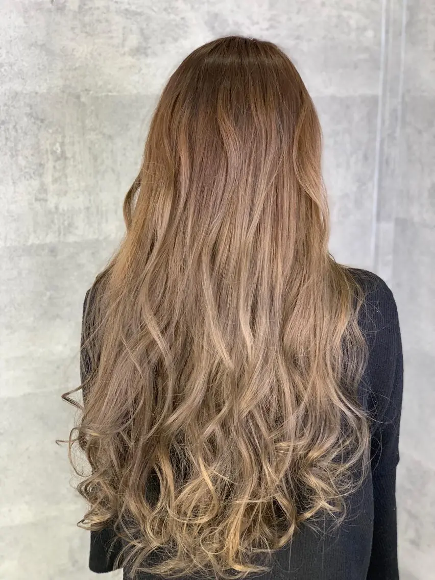 ロング カラー ベージュカラー ブリーチ ミルクティーベージュ カット ヘアカラー トリートメント 河野 有希のヘアスタイル
