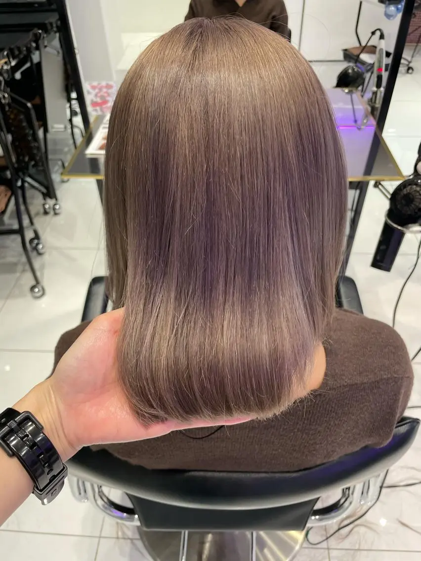 ミディアム カラー ベージュカラー ブリーチ ラベンダーカラー ラベンダーベージュ カット ヘアカラー 相川 愛実のヘアスタイル