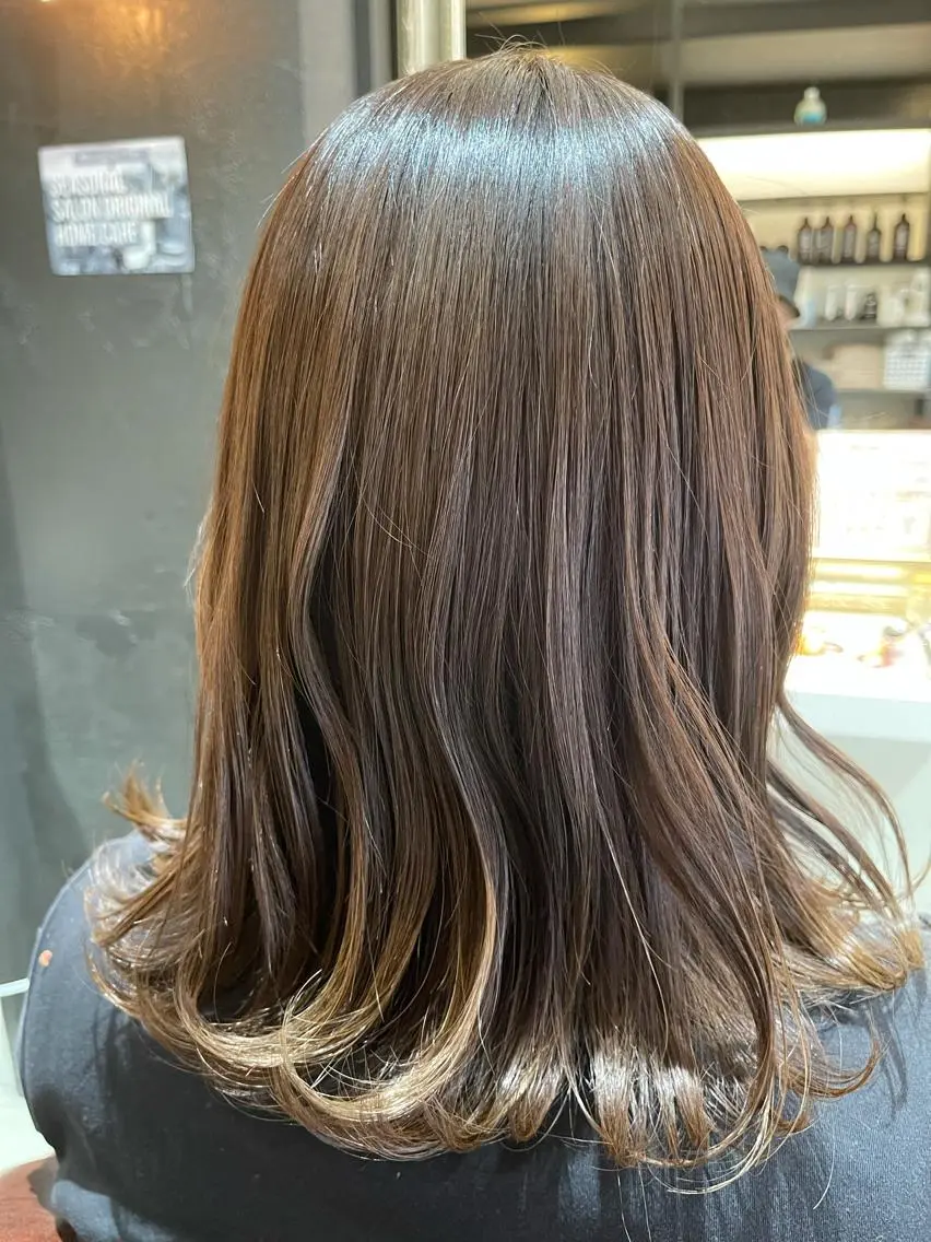 ミディアム カラー アッシュ ベージュカラー ヘアカラー トリートメント Avery SHINのヘアスタイル