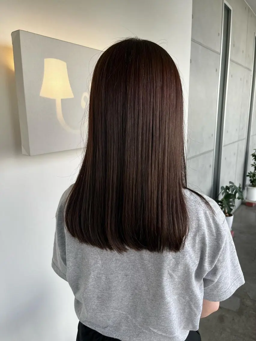 ミディアム アッシュ おせ ちさとのヘアスタイル