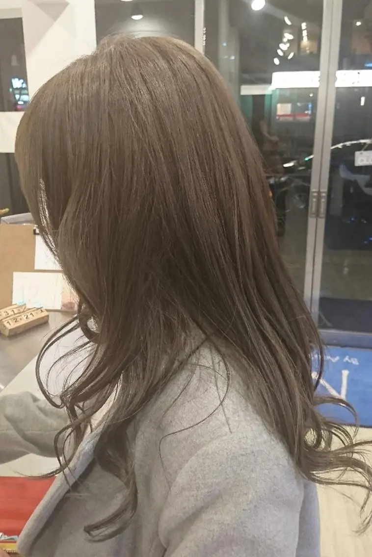 ロング カラー 透明感カラー グレージュ 池田 恵久美のヘアスタイル
