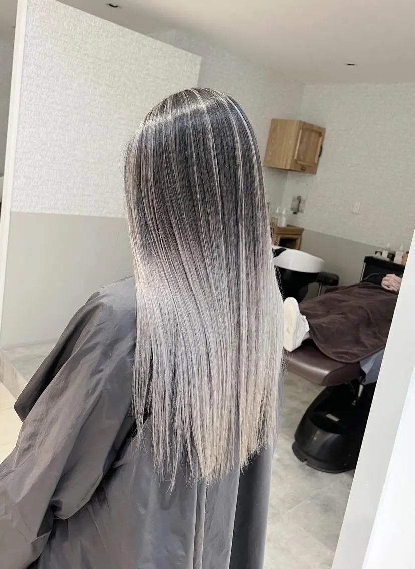 ロング カラー バレイヤージュ シルバー ホワイトシルバー レイヤーカット 指名数No.1 /NAOYAのヘアスタイル