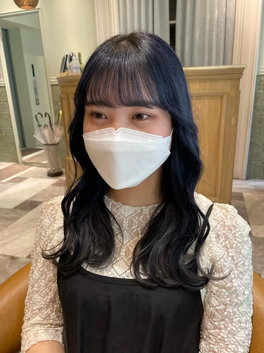 カラー ベージュカラー 黒髪 ブリーチ ブルーカラー ブルーブラック ヘアカラー 木屋元一/透明感 /前髪/レイヤーのヘアスタイル