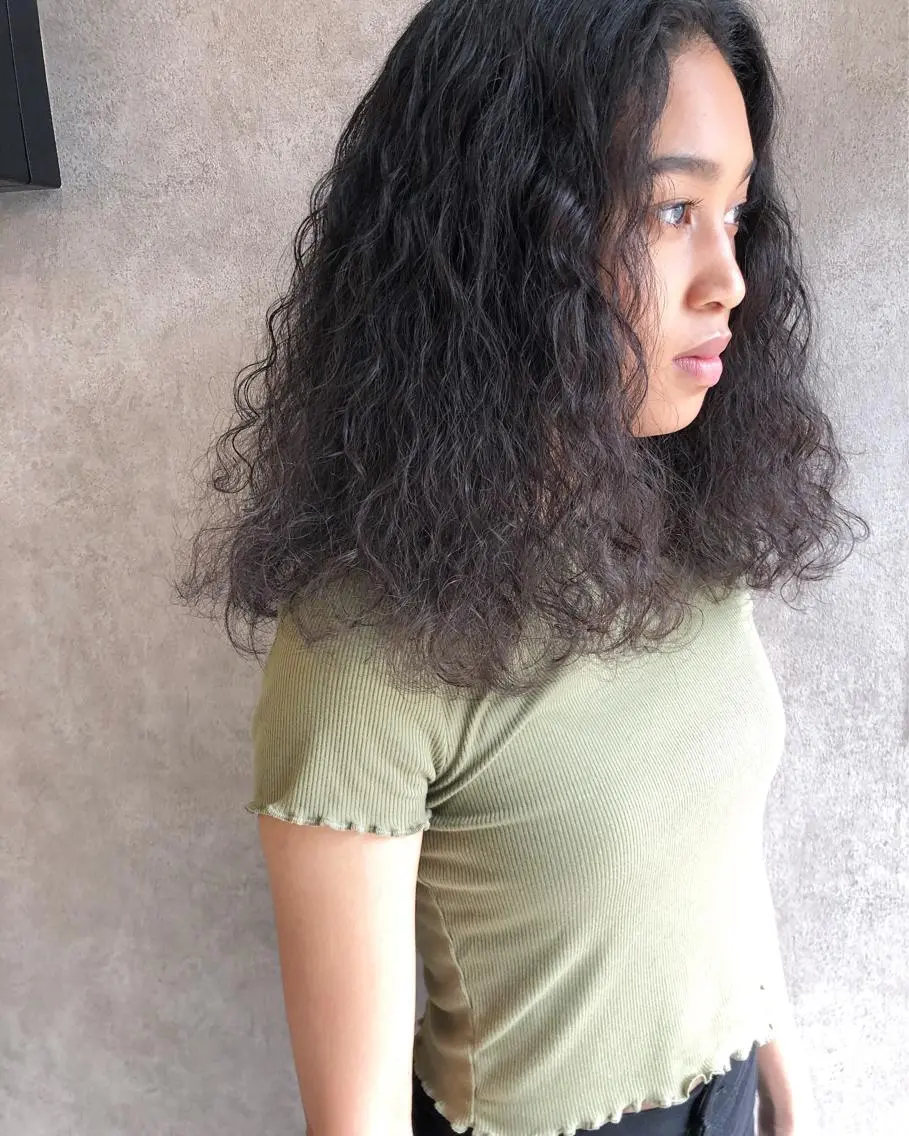 ミディアム パーマ 顔周りレイヤーカット ブリーチminamiのヘアスタイル