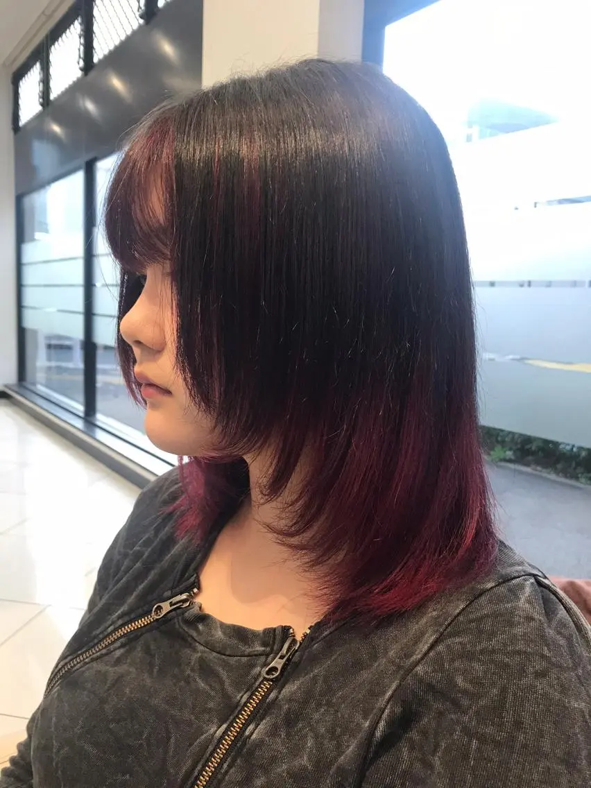 ミディアム カラー 黒髪 レッドカラー ウルフカット あらげ 🌈推しカラー🌈ᵕのヘアスタイル