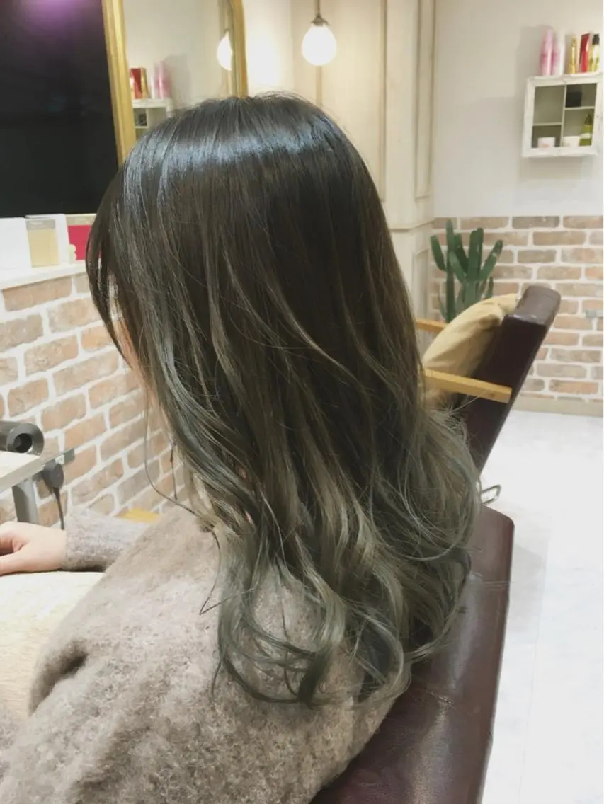 セミロング カラー ブリーチ グラデーションカラー ヘアカラー 草薙 大のヘアスタイル