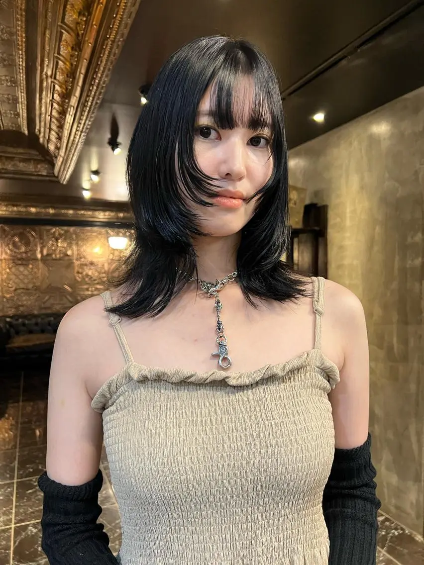 セミロング カラー 黒髪 ブルーカラー ブルーブラック 顔まわりレイヤー 顔周りカット 圧倒的デザイン力 店長🎨RENAのヘアスタイル
