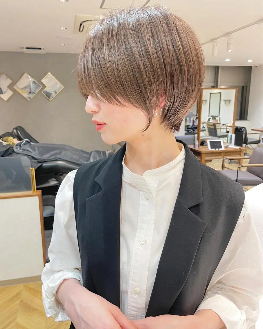 ショート 透明感オリーブ🫒/ ブリーチなしWカラーのヘアスタイル