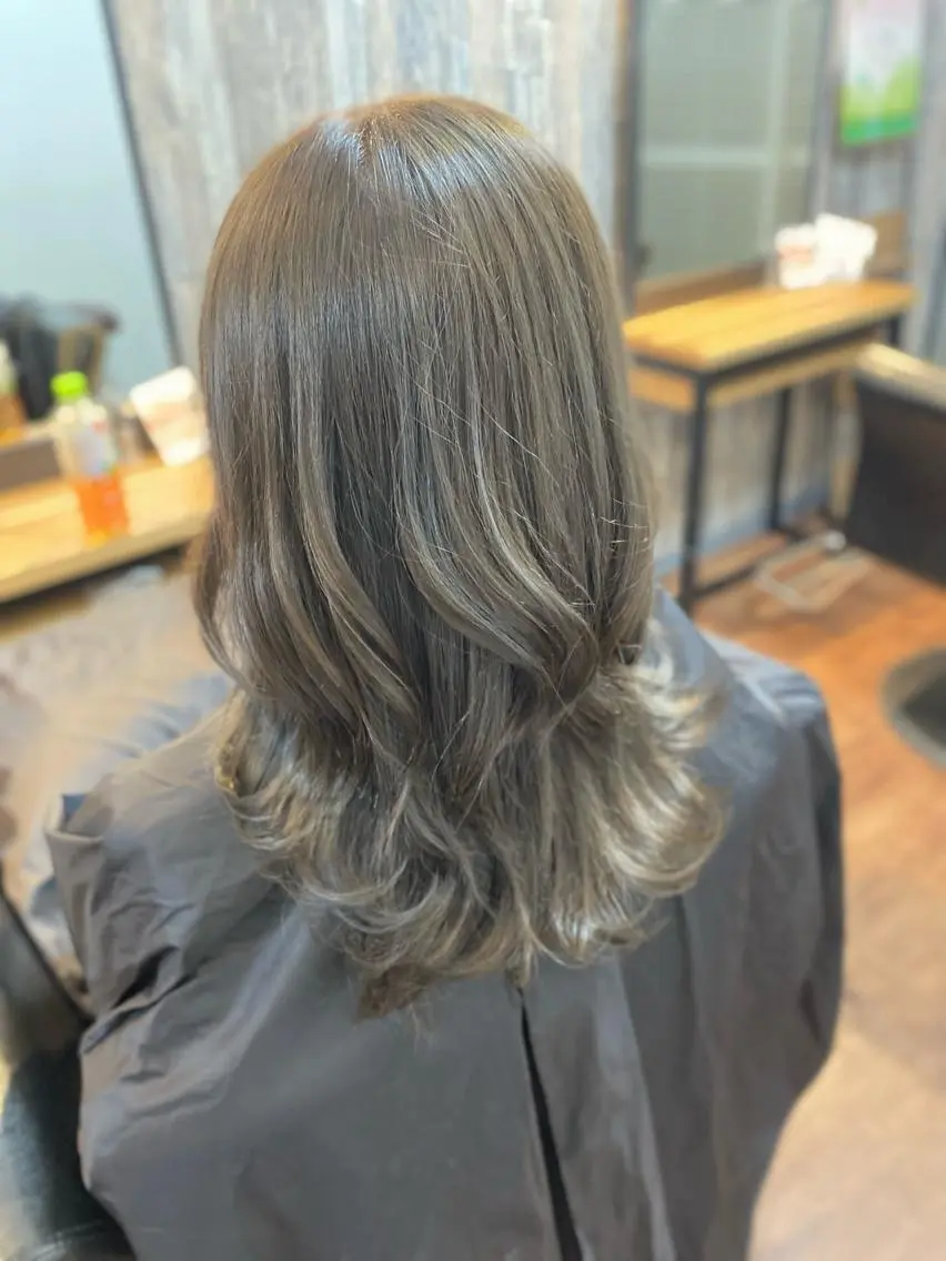 ミディアム カラー アッシュ アッシュグレー アッシュグレージュ グレージュ カット ヘアカラー トリートメント Luzir⭐︎ GEN⭐︎のヘアスタイル