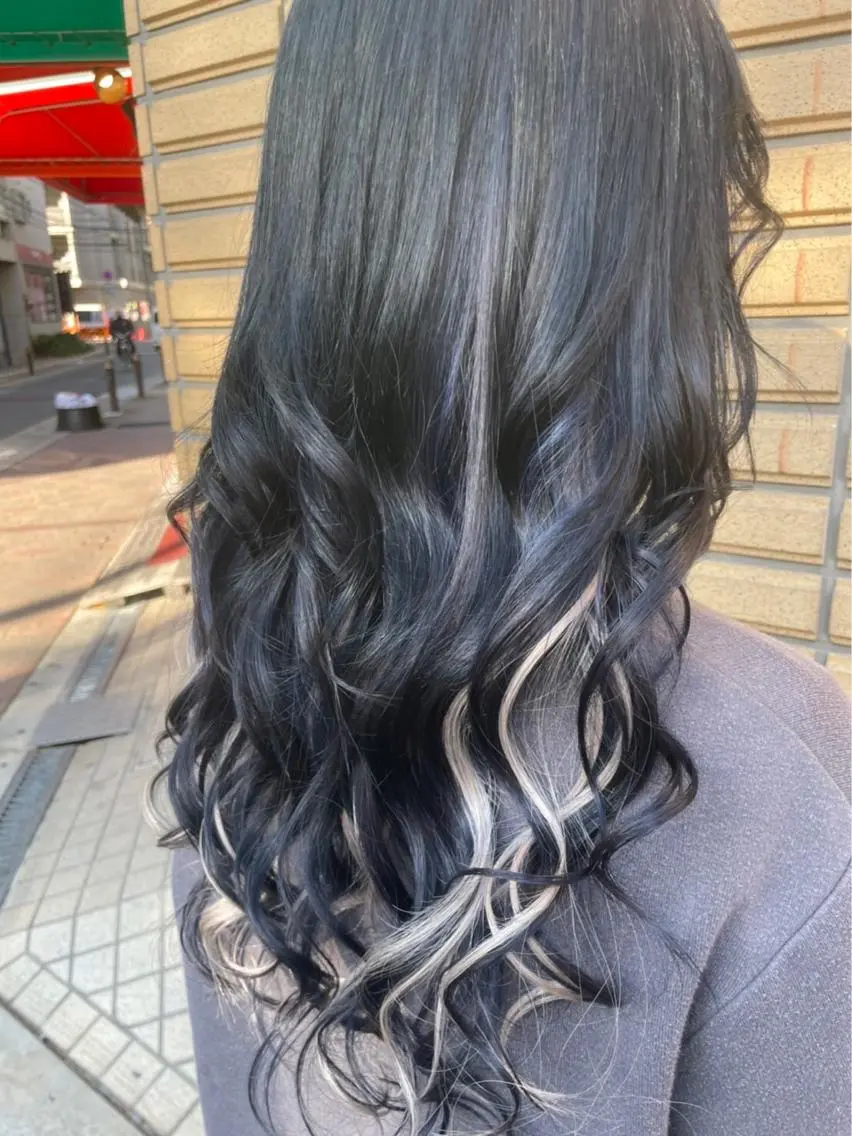 ロング カラー シールエクステ 黒髪 ブルーカラー ブルーブラック メッシュ ヘアカラー エクステ KR2S マネージャーのヘアスタイル