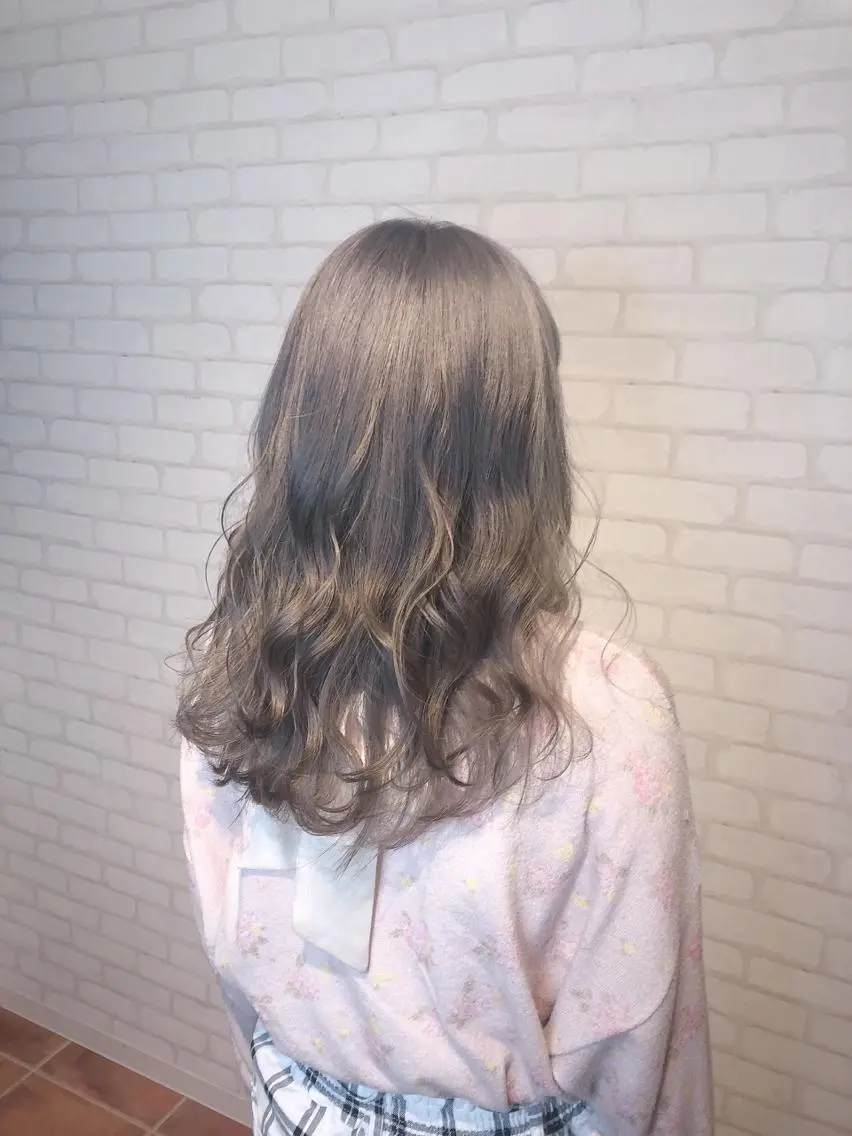 セミロング カラー ミヤザキ タクトのヘアスタイル