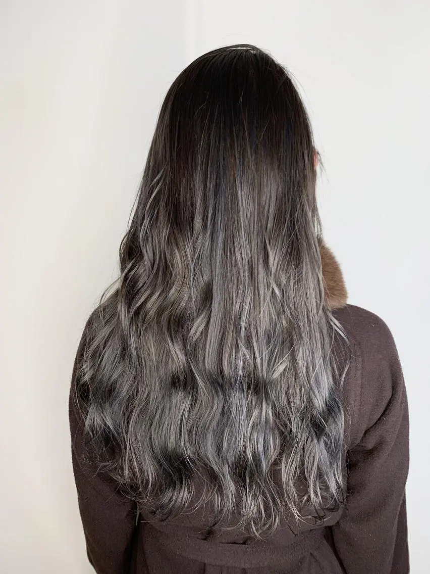 カラー ヘアアレンジ ロング パーマ シールエクステ アッシュ バレイヤージュ ベージュカラー ブリーチ シール、 羽エクステのヘアスタイル