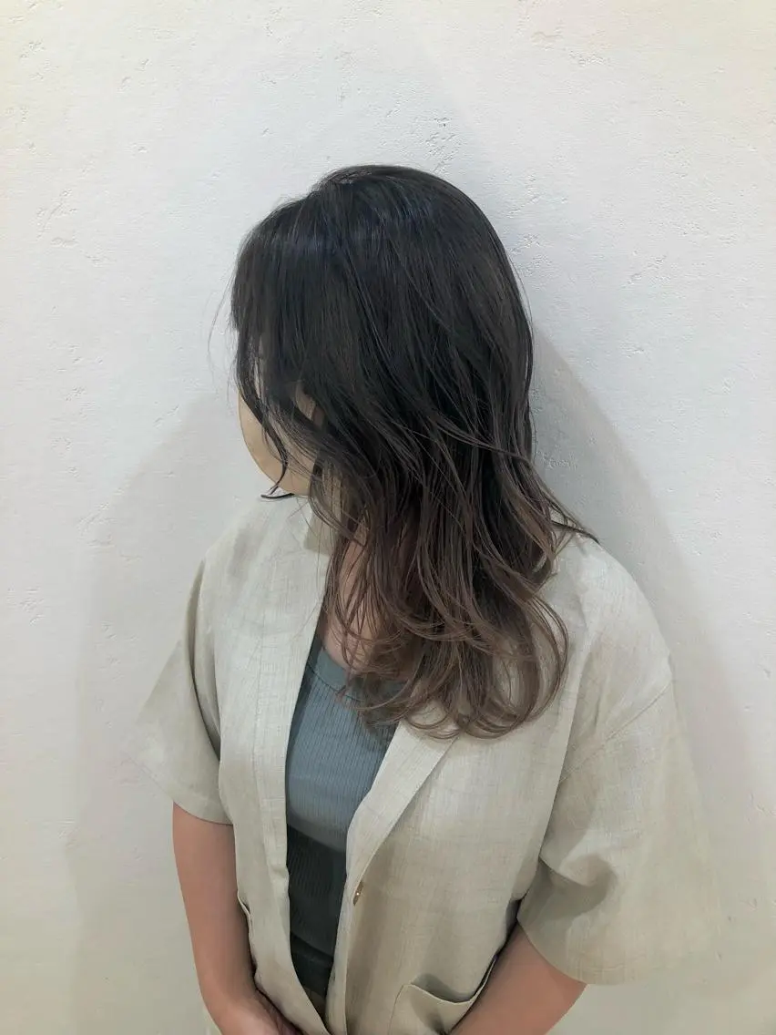 セミロング カラー バレイヤージュ ブリーチ グラデーションカラー レイヤーカット ニュアンスカラー🫧 加納のヘアスタイル