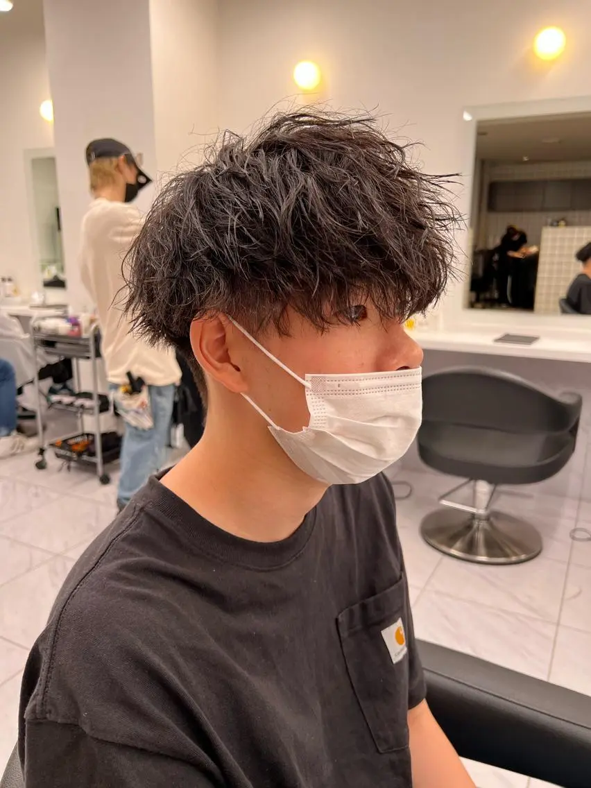 ショート カラー パーマ メンズ センターパート メンズ韓国風 韓国マッシュ マッシュウルフ マッシュ メンズパーマ特化 TAIGAのヘアスタイル