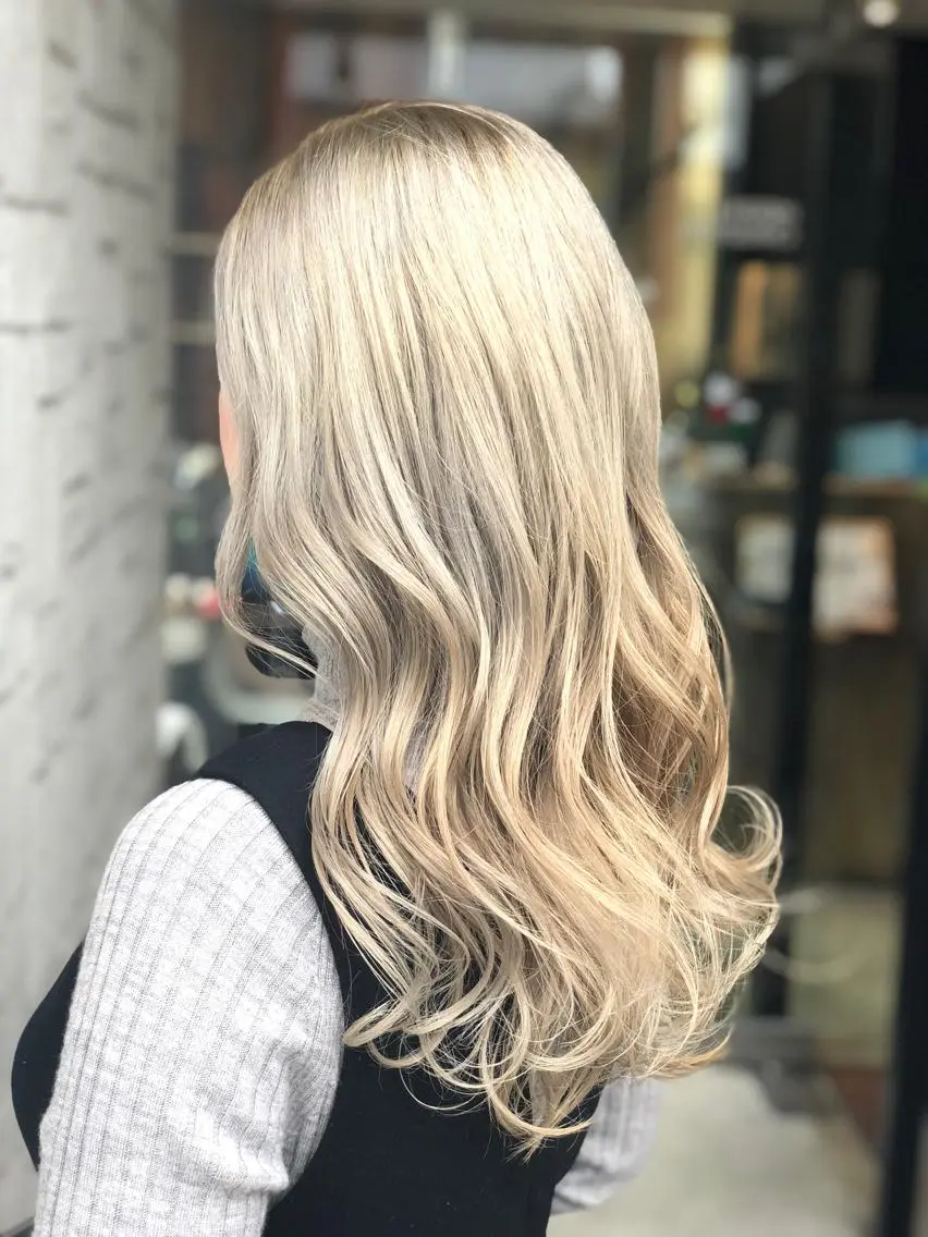 ロング カラー カット ヘアカラー トリートメント ミルクティーカラー グレージュ　高山慧輔のヘアスタイル