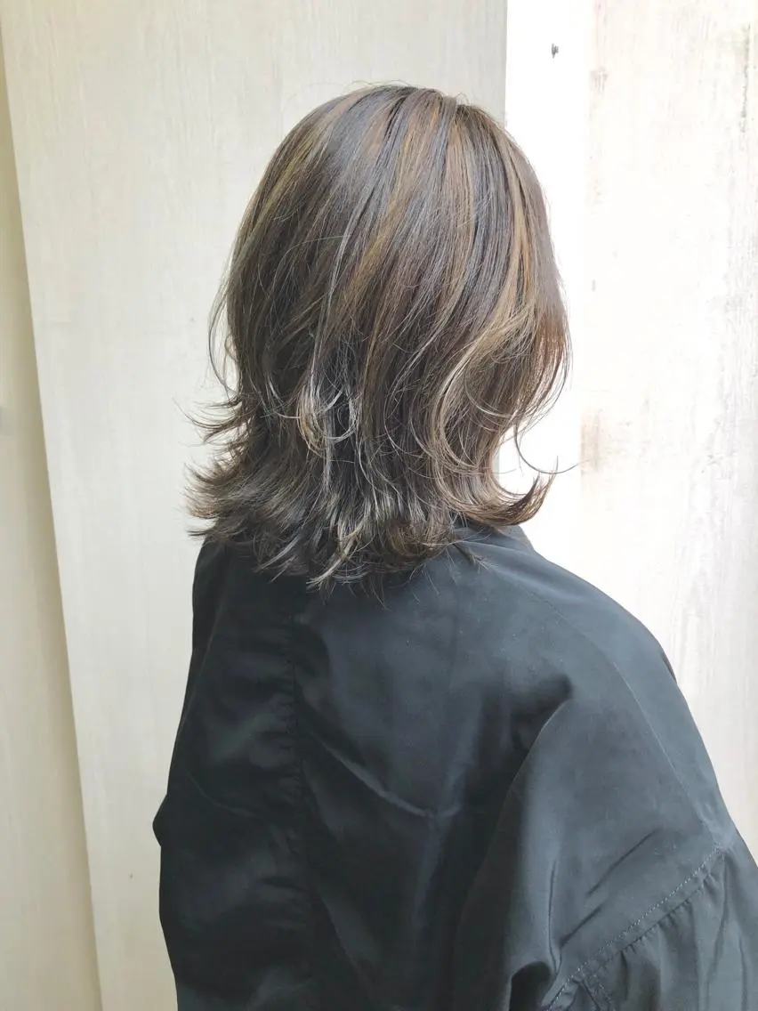 ミディアム カラー パーマ ベージュカラー ブリーチ ケアブリーチ デザインカラー ハイライトカラー 細川 亮のヘアスタイル