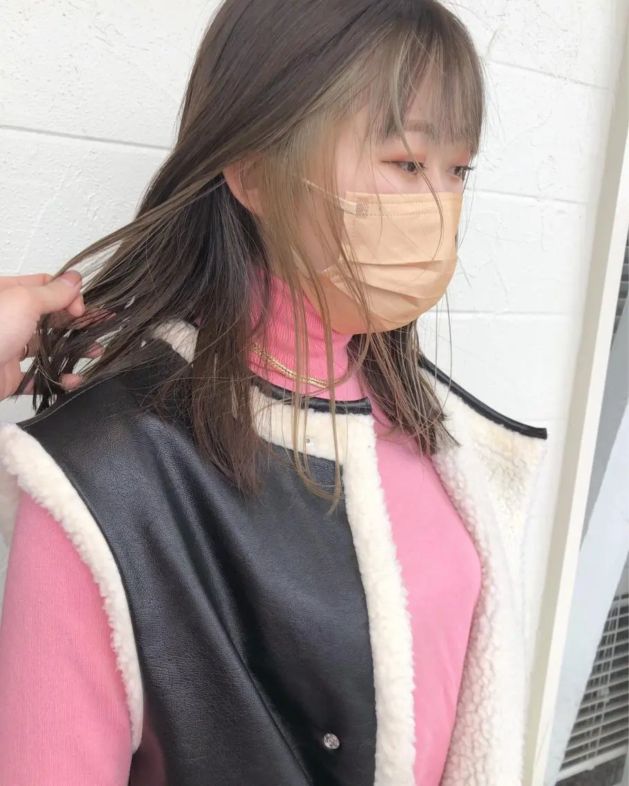 カラー ベージュカラー インナーカラー シルバー シルバーベージュ カット ヘアカラー トリートメント 江原 彩華のヘアスタイル