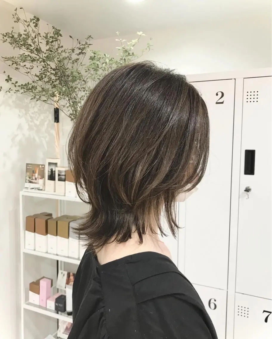 ミディアム ウルフカット オカダ ノゾミのヘアスタイル