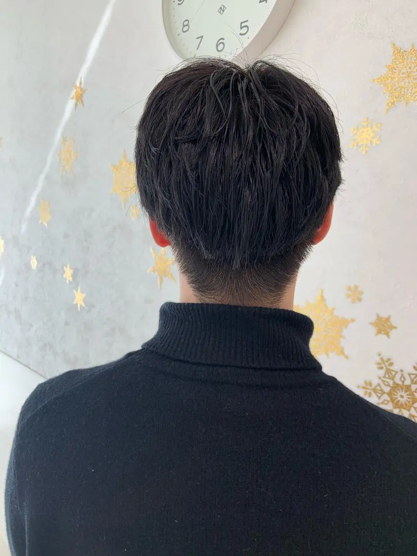 ショート カラー パーマ メンズ 黒髪 ブルーカラー ブルーブラック ニュアンスパーマ ハイトーンカラー🤍 山下 優華のヘアスタイル