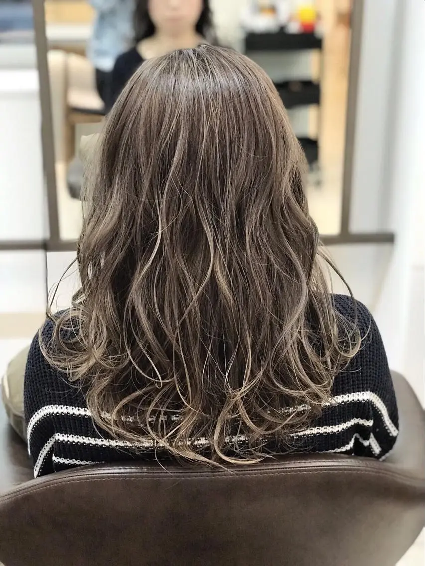 セミロング カラー パーマ ヘアアレンジ グレージュ ハイライトカラー ハイライト APSEE メンズカラー特化のヘアスタイル