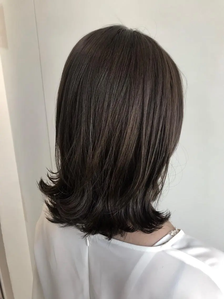 ミディアム カラー グレージュ 外ハネヘア 中塚 義人のヘアスタイル