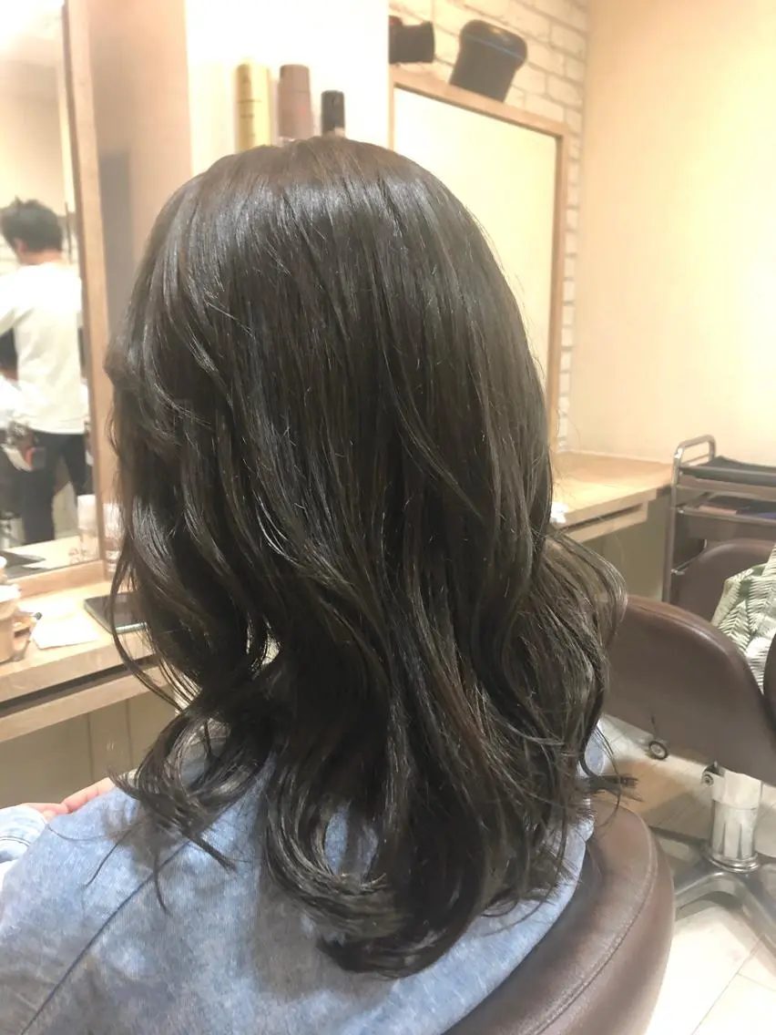 ロング カラー ブリーチ ダークグレー ブリーチなしカラー シルバー 清水 有実子のヘアスタイル