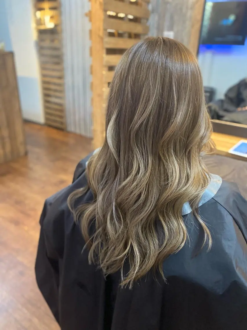 ロング カラー グレージュ ハイライトカラー オリーブグレージュ オリーブグレー ハイライト カット ヘアカラー トリートメント Luzir⭐︎ GEN⭐︎のヘアスタイル
