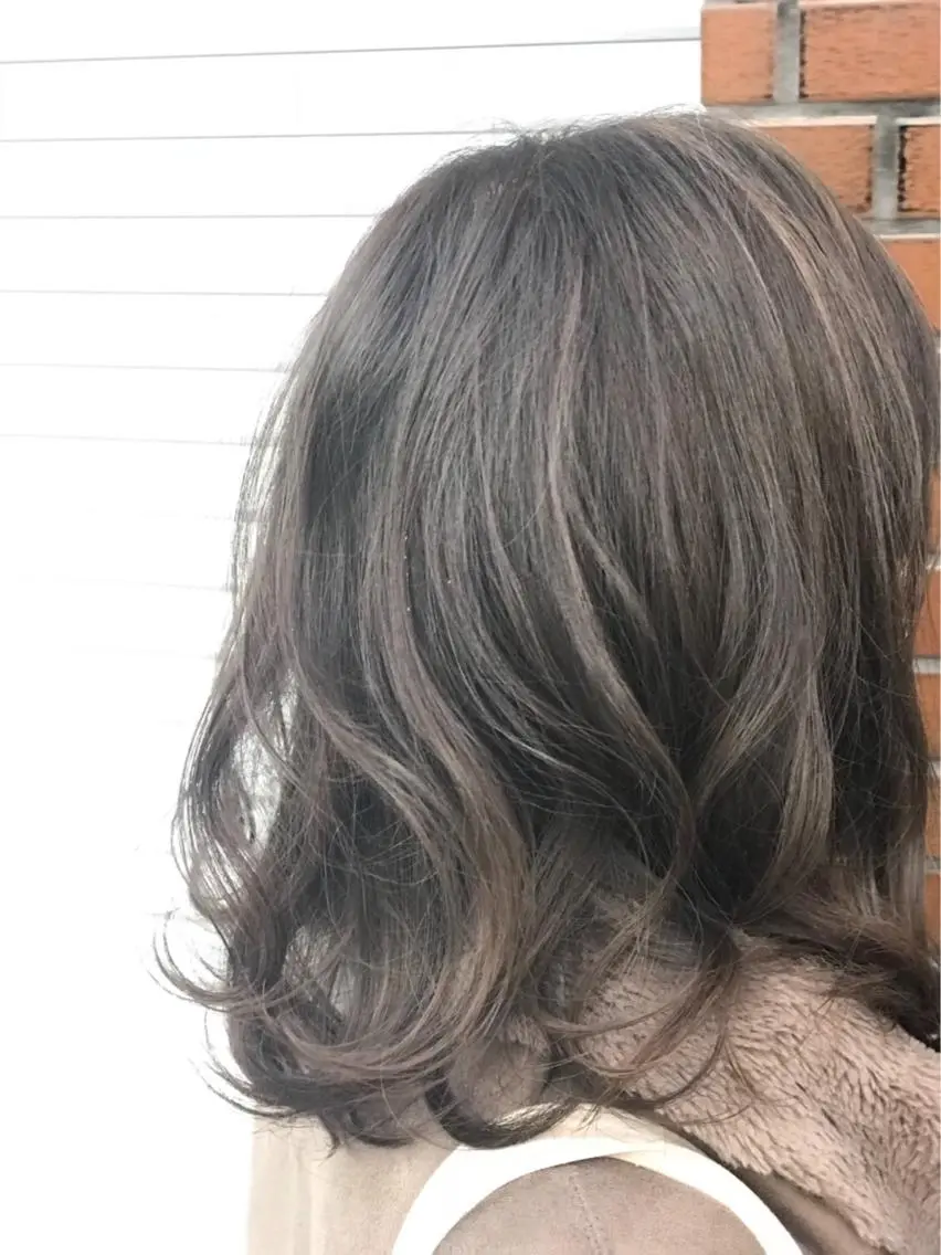 ミディアム カラー ブルーカラー ブルージュ ハイライトカラー ハイライト カット ヘアカラー トリートメント 富田 俊介 KLATZ&POULのヘアスタイル