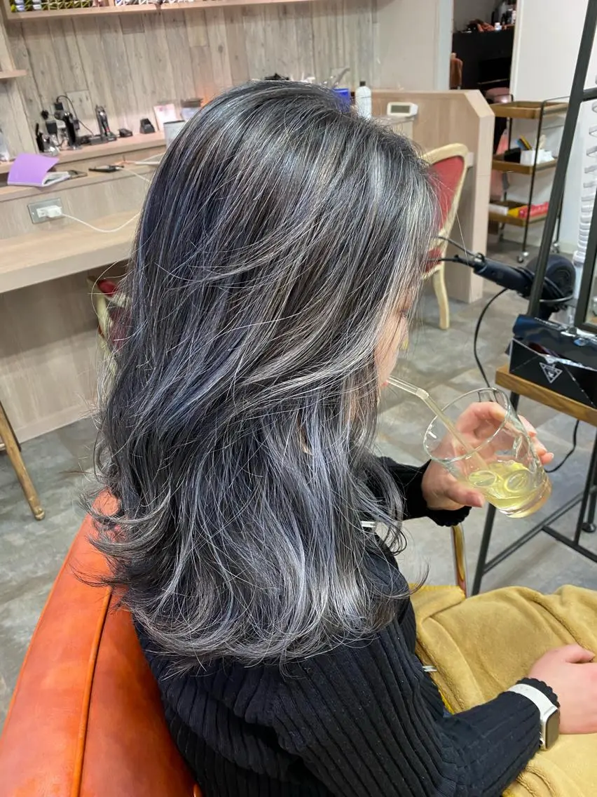 セミロング ハイライト ヘアカラー ハイトーンボブ Mizuki.のヘアスタイル