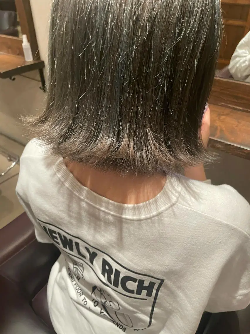 ミディアム カラー シルバー 鎌田 愛のヘアスタイル
