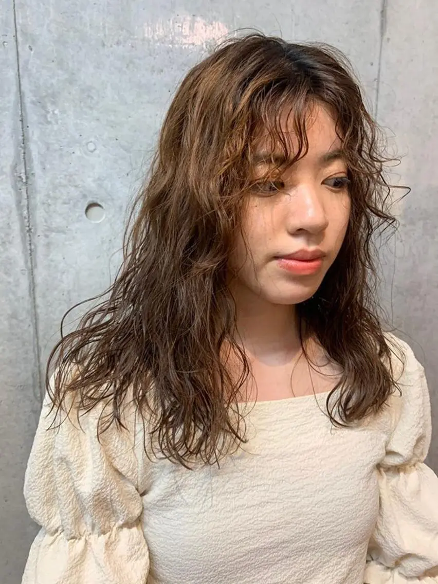セミロング パーマ セミロングパーマ くせ毛 Yuki☺︎パーマ レイヤーカットのヘアスタイル