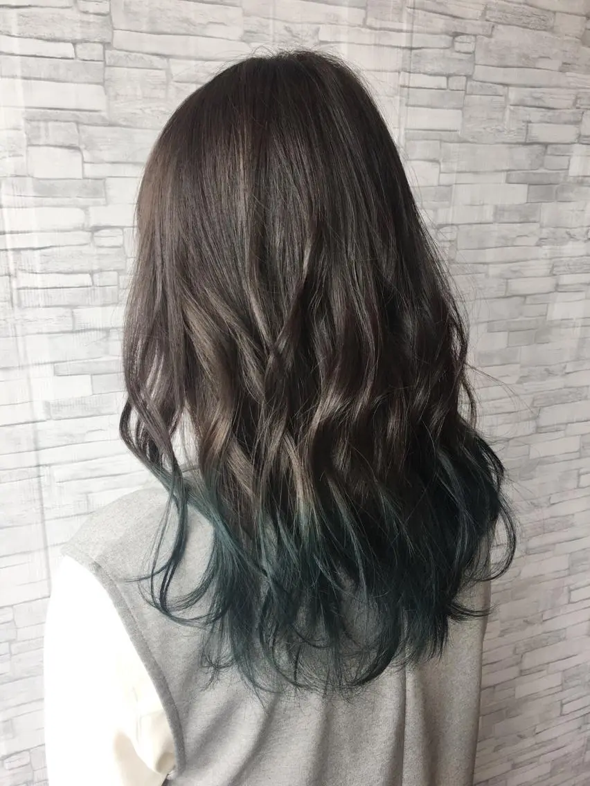 カラー 足立 磨咲のヘアスタイル
