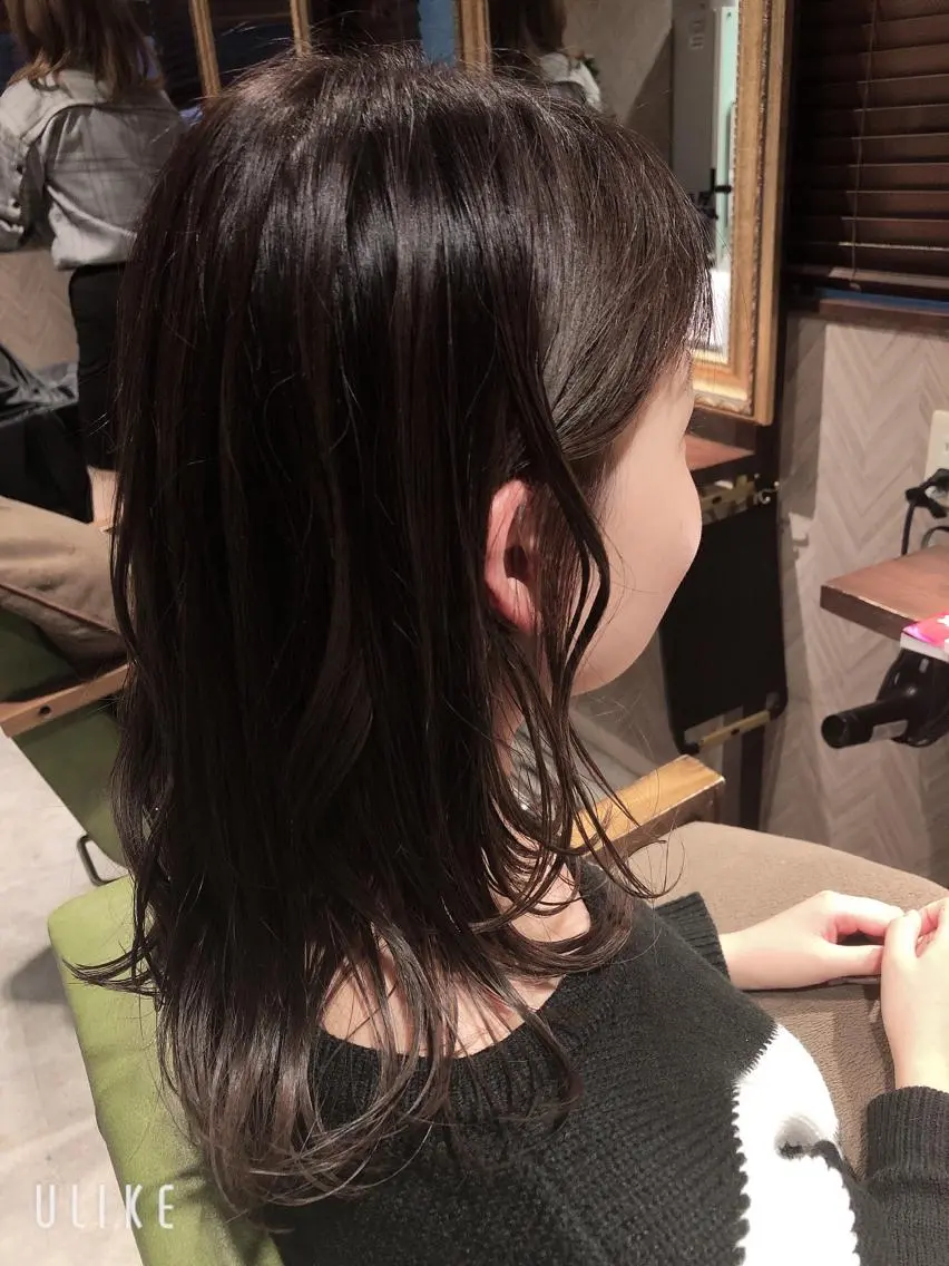 ミディアム カラー グレージュ 白戸 優樹のヘアスタイル