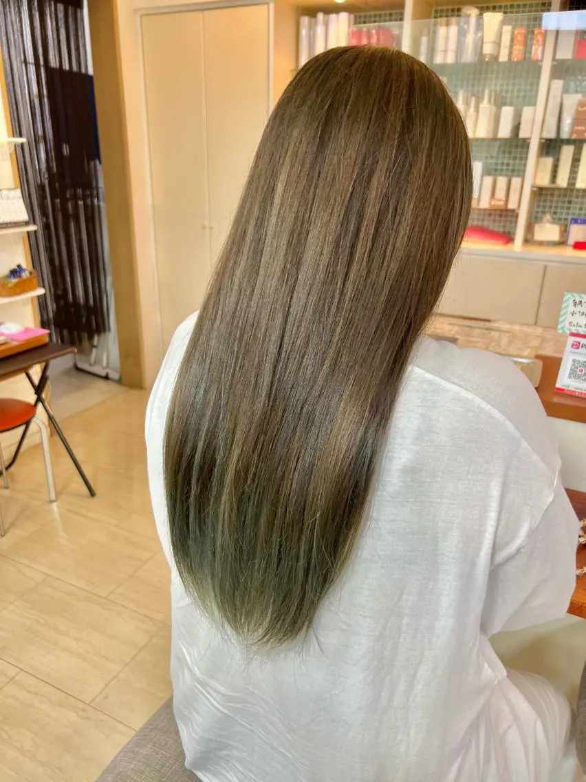 ロング カラー グラデーションカラー 黒崎 美乃里のヘアスタイル