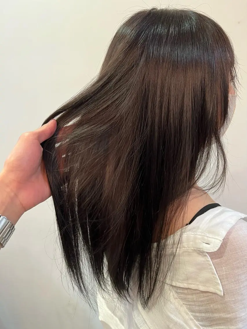 セミロング アッシュ アッシュブラウン 似合わせレイヤー ＆縮毛矯正のヘアスタイル