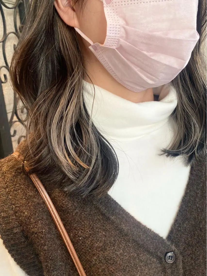 ミディアム カラー イヤリングカラー グレージュ 藤原 侑香のヘアスタイル