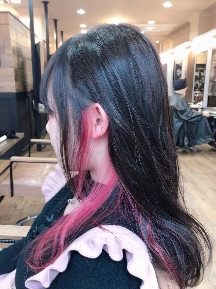 セミロング カラー インナーカラー ピンクカラー ヘアカラー トリートメント 特殊カラー特化 ✂️SHIAN フジのヘアスタイル
