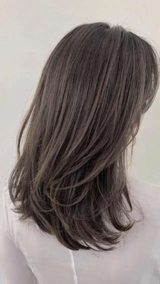 セミロング カラー アッシュ ベージュカラー ブリーチ 透明感カラー カット ヘアカラー トリートメント 鈴木 一貴のヘアスタイル