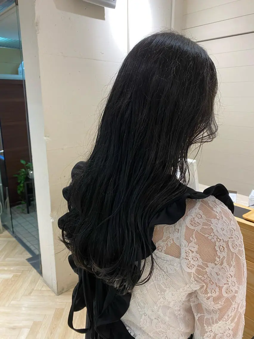 ロング カラー 黒髪 ブルーカラー ブルーブラック カット 🐩透明感ミルクティ ーピンクニイナ🐩のヘアスタイル