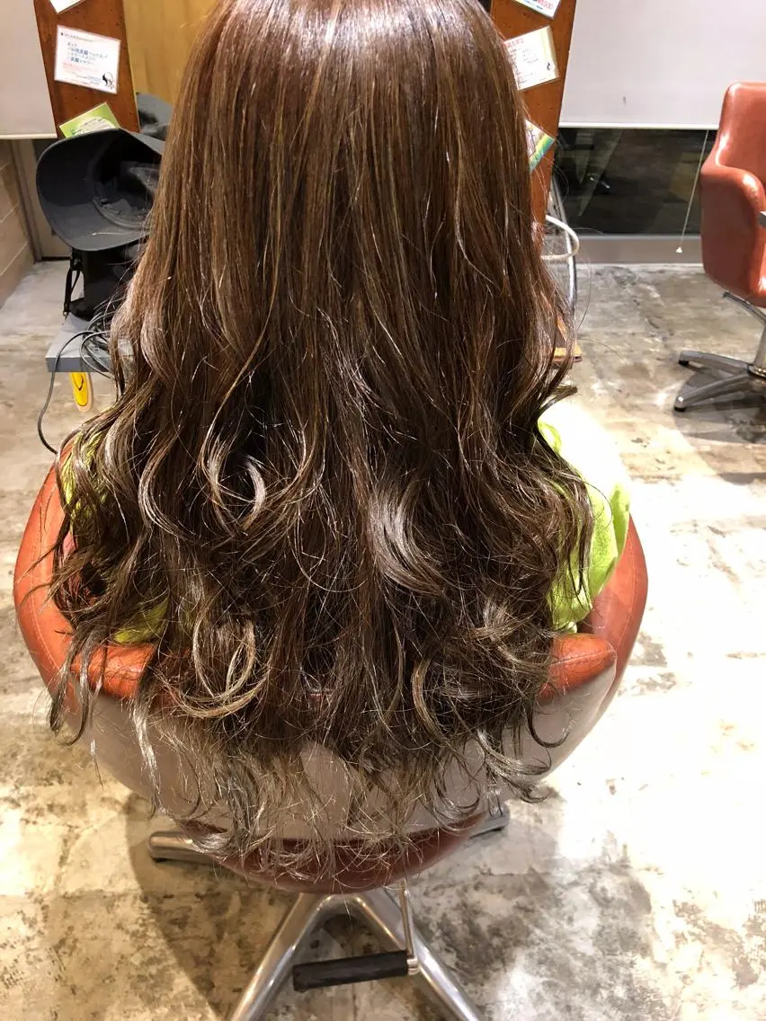ロング カラー グレージュ カーキグレージュ コンドウ サラのヘアスタイル