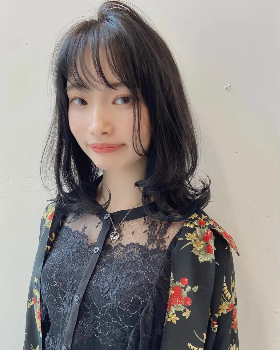 ミディアム カラー ブルーカラー ブルージュ レイヤーカット カット ヘアカラー ウルフカット レイヤーカット上柿のヘアスタイル