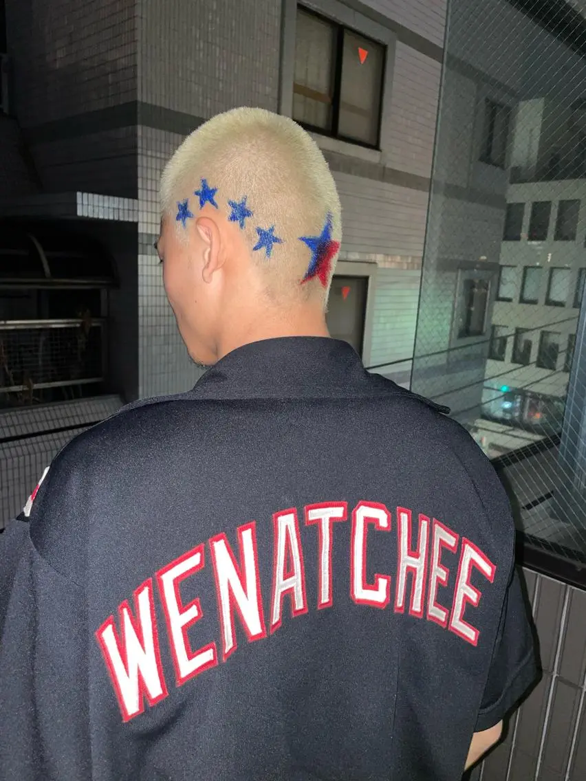ショート カラー メンズ メンズバレイヤージュ メンズブリーチ センターパート フェードカット メンズハイライト スパイラルパーマ 🌐hina⭐️のヘアスタイル